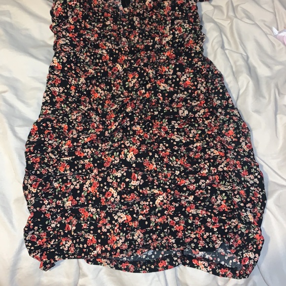 FLORAL RUCHED DRESS‼️ - Picture 2 of 8